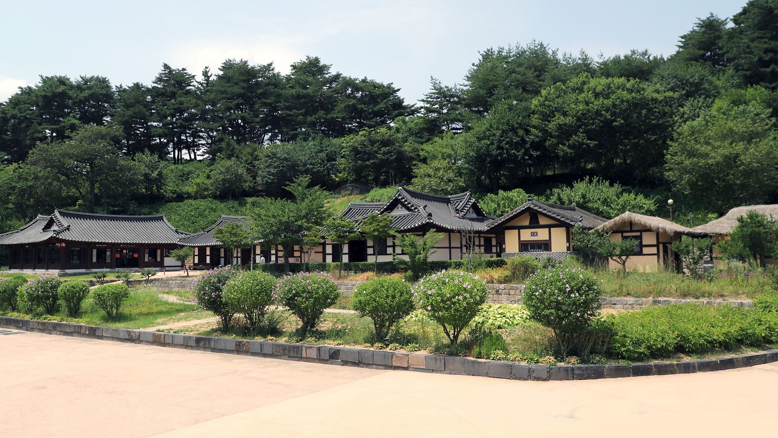 아늑하고 평온한 분위기의 고급 스파 및 테라피 공간