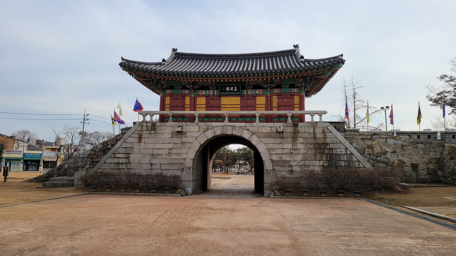 고요하고 편안함을 전해주는 스파 및 테라피 에센셜 오일과 타월